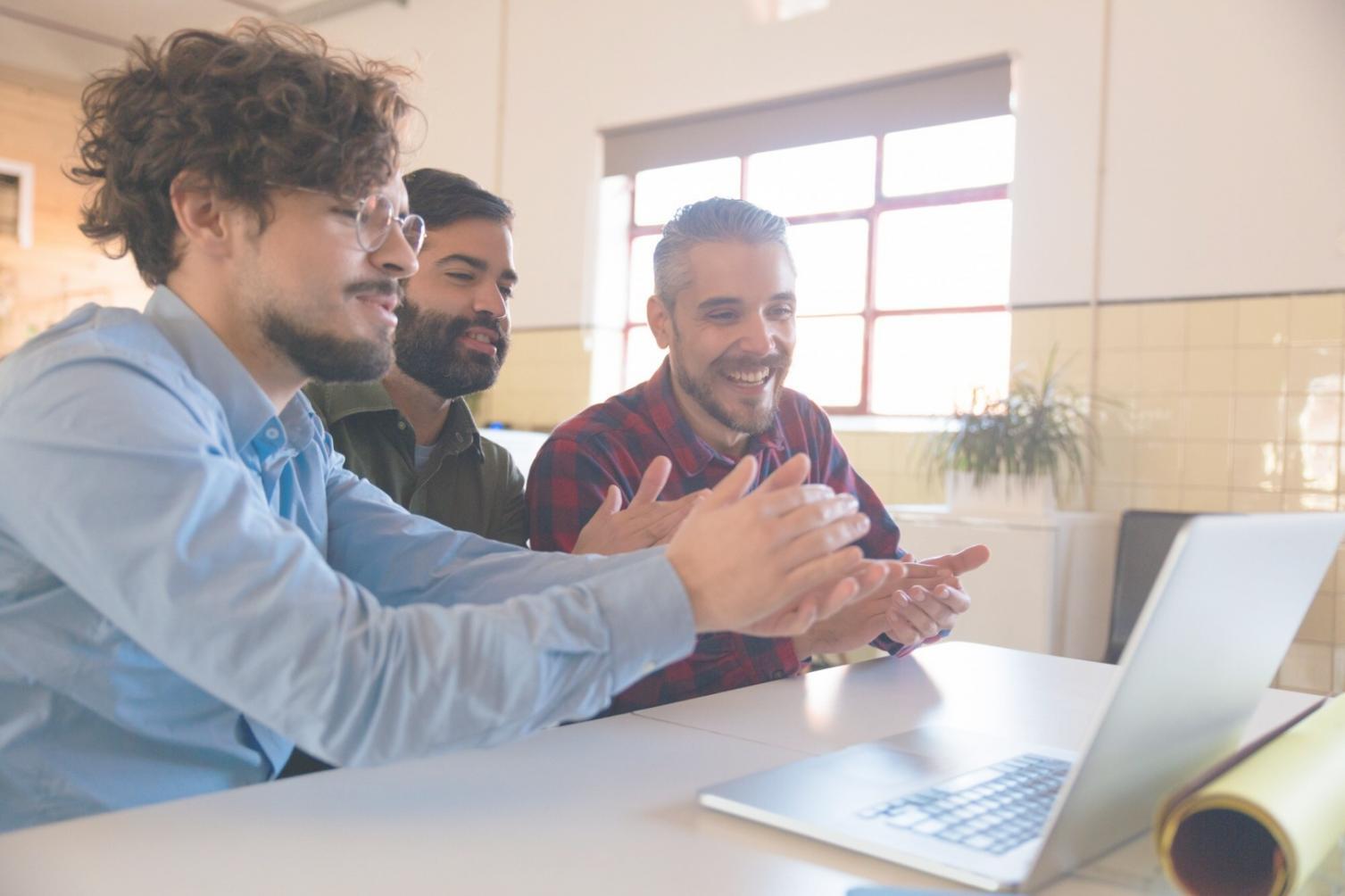 Profesionales trabajando en análisis financiero
